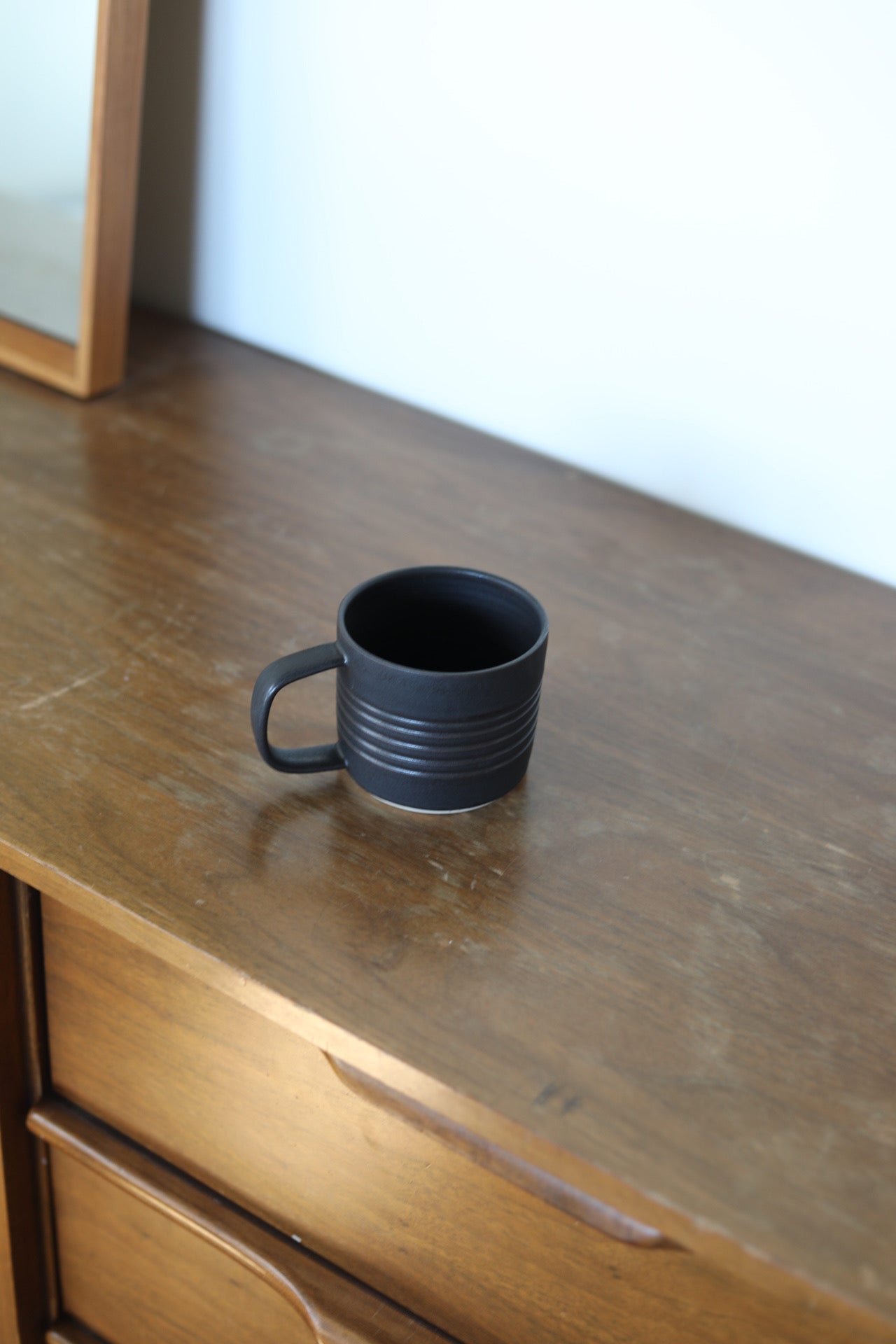 Pepo Ceramics Short Groove Mug - wrought iron black