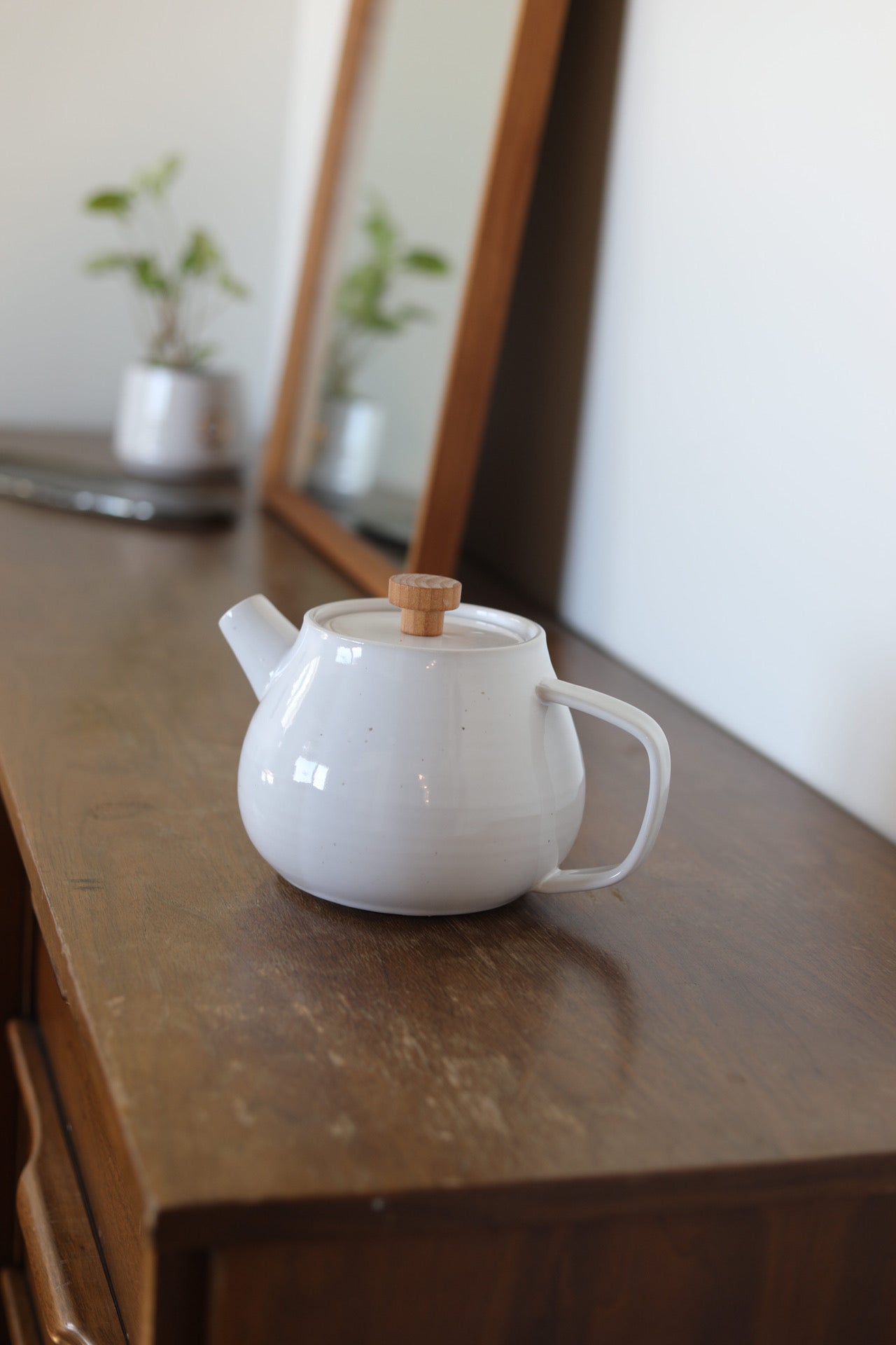Pepo Ceramics Teapot with Wood Knob - gloss white