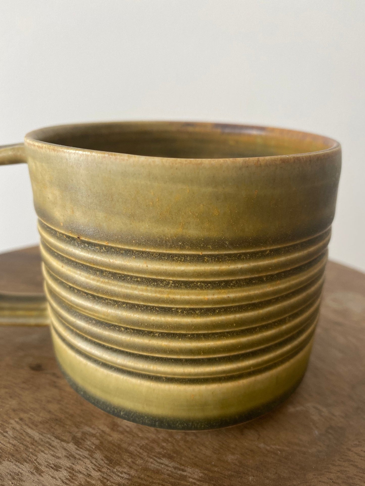 Pepo Ceramics Short Groove Mug- olive