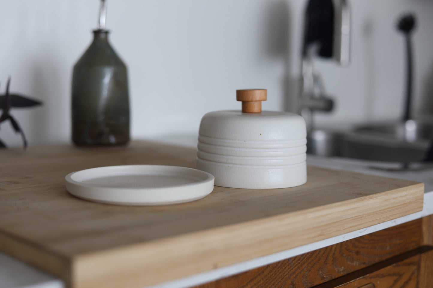 Pepo Ceramics Groove Butter Dish with wood knob- matte white
