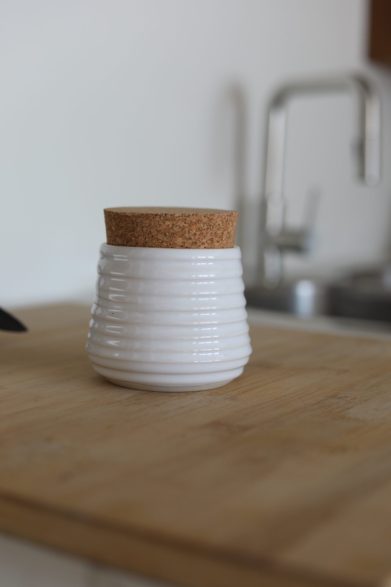 Pepo Ceramics Groove Salt Cellar with Cork - gloss white